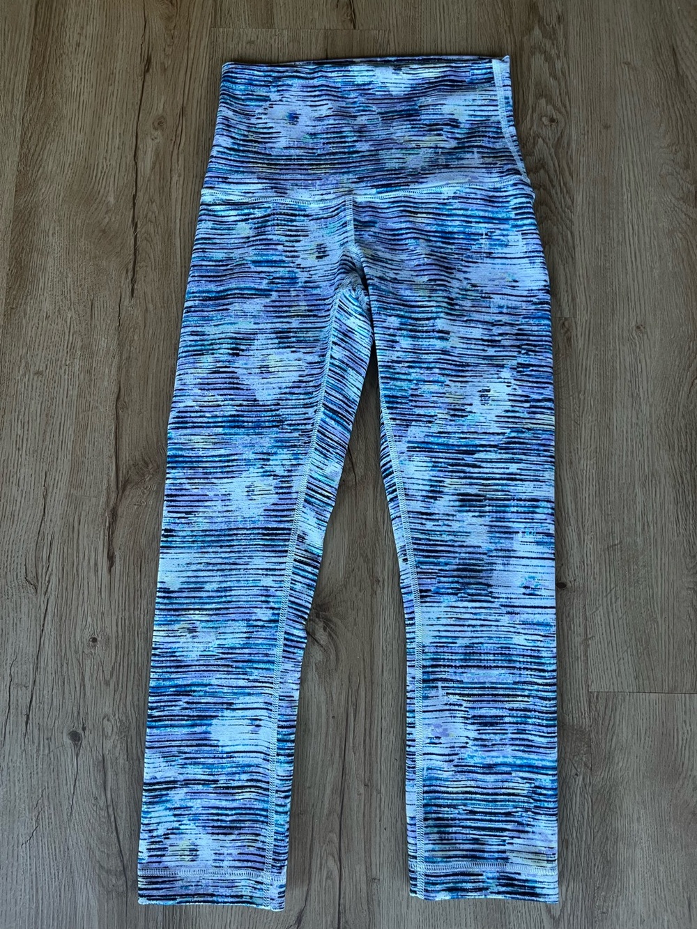 Lululemon Size 4 Blue Purple Abstract Print Cropped Yoga Leggings Capri